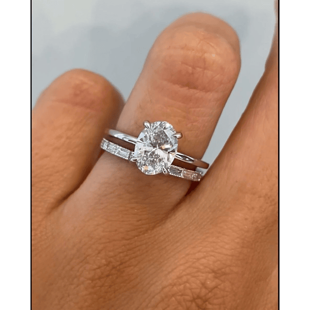 Anillo solitario con una moissanita oval talla 6.5 en oro blanco 14k 