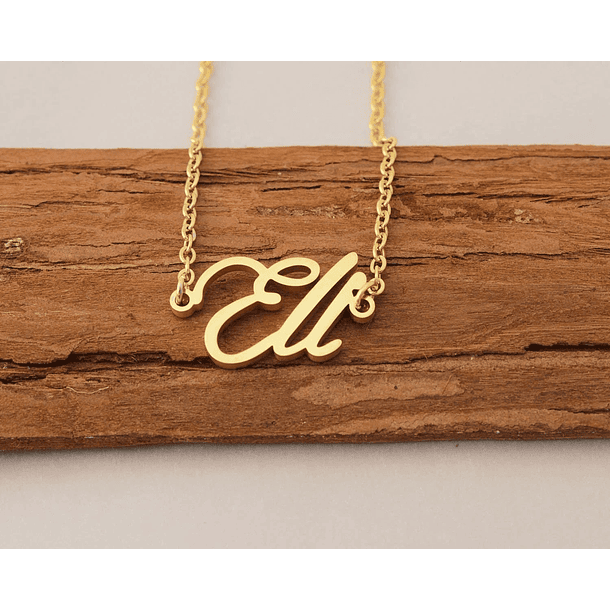 Collar en oro amarillo de 14k con nombre y diamante natural. 