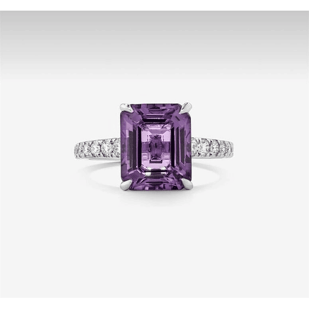 Anillo en plata talla 6 con una amatista octagono 5.25ct 11x8.8mm y moissanitas redondas de 2mm 