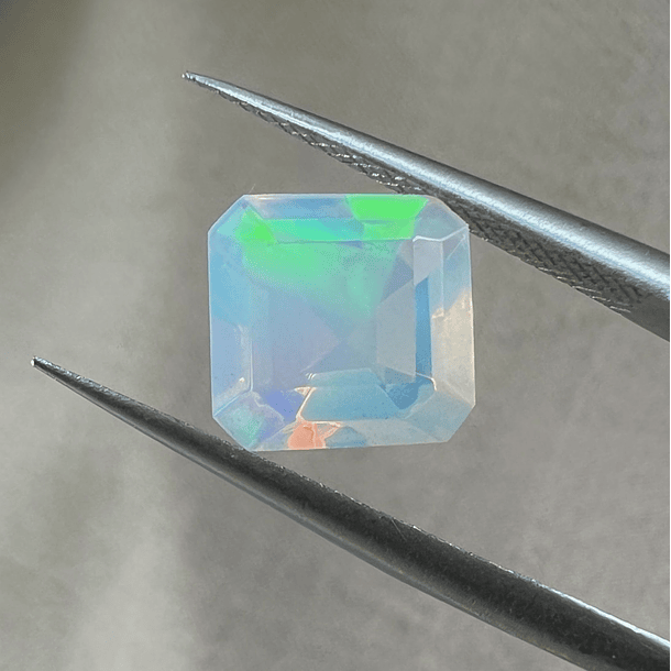 Ópalo etíope-0.830ct-6.8x6.9x3.9mm 