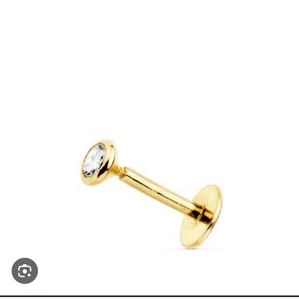 Piercing en oro amarillo de 14k con rubí cuadrado. 