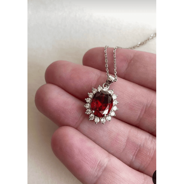 Dije en oro amarillo de 14k con rubí 8x6mm y 16 moissanitas de 2mm 