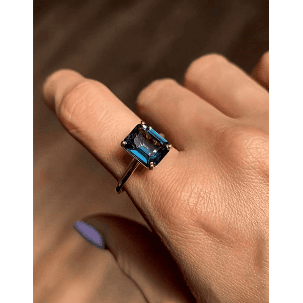 Anillo solitario en oro amarillo de 14k con topacio london blue en talla 6 