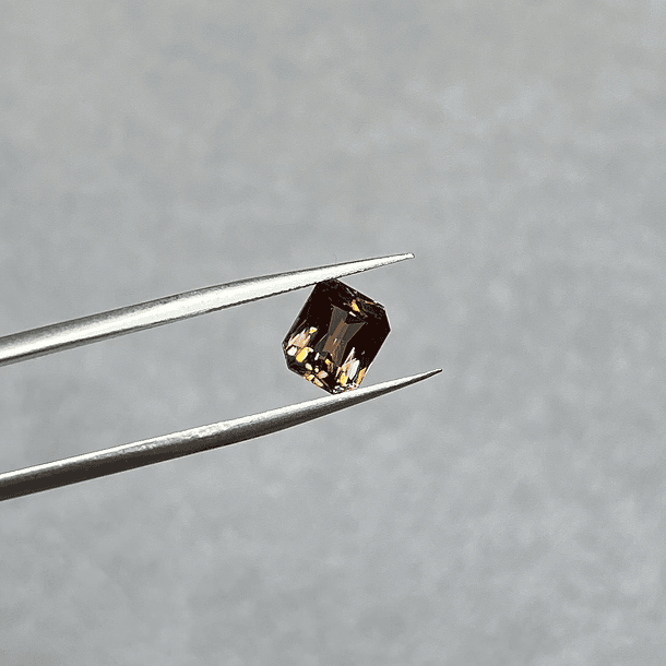 Circón natural-2.445ct-7.4x6.3x3.9mm 