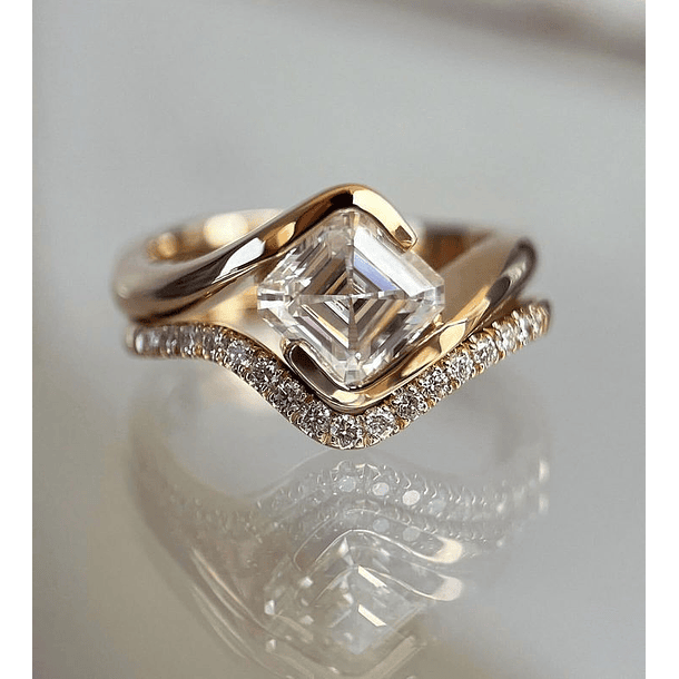 Anillo en oro amarillo de 14k con zafiro que cambia de color de 6x4.3x3.2mm y tanzanitas redondas de 2mm talla 7  