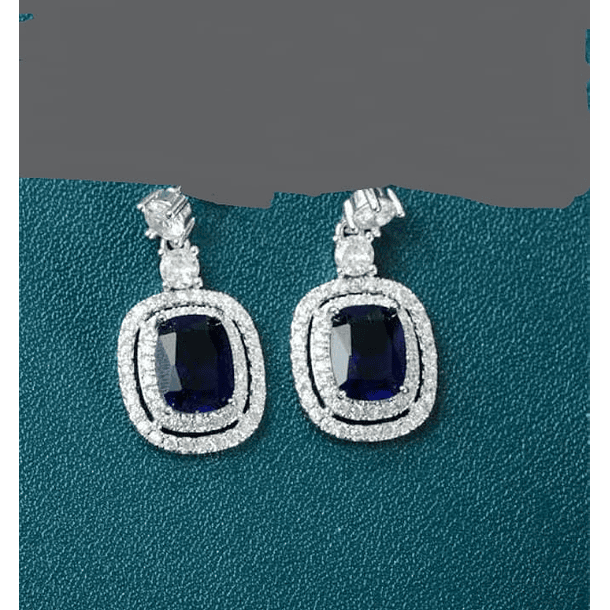  P﻿endientes Con Topacio Suizo Hexagono Alargado y doble Halo Brillante en Oro Blanco de 14K 