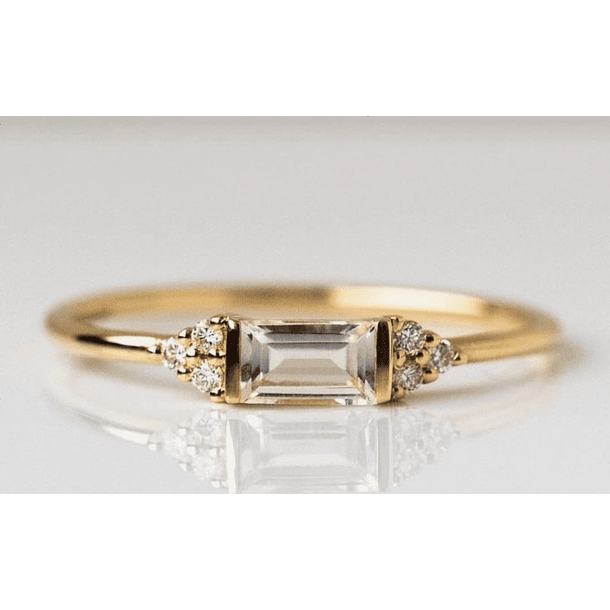 Anillo en oro amarillo con diamantes salt and pepper y moissanitas en talla 6 