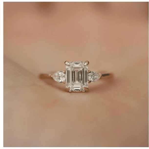 Anillo con zafiro corte octágono de 6.04x4.02x2.69mm y dos moissanitas corte pera de 3x2mm en oro blanco de 14k talla 8 