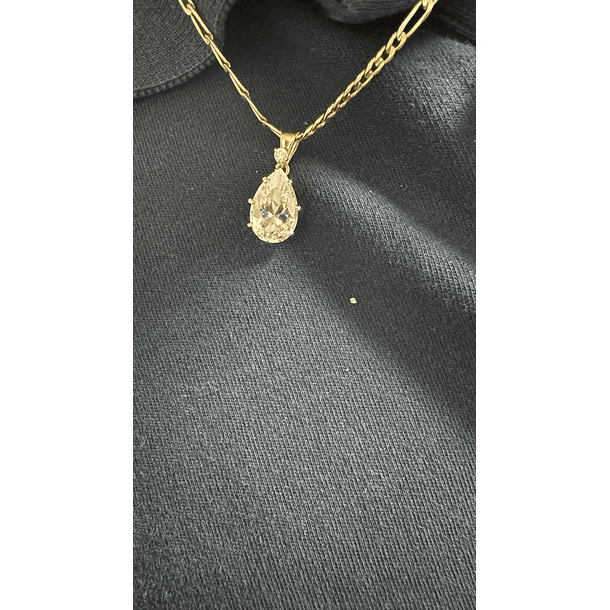 Dije en oro amarillo de 14k con moissanita pera y diamante natural. 