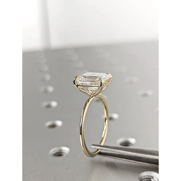 Anillo solitario en oro amarillo de 14k con moissanita corte cushion en talla 5 3/4 