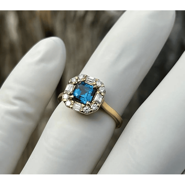 Anillo con Esmeralda en oro amarillo de 14k. Talla 9.5 