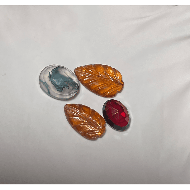 2 piezas de Cianitas naranjas corte hoja, 1 pieza de Ágata musgosa corte oval- 1 pieza de Granate rojo corte oval  