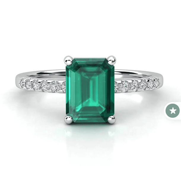 Anillo en oro amarillo de 14k con esmeralda y rubíes en talla 7. 