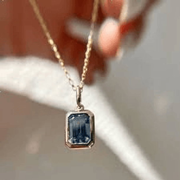 Dije solitario en oro amarillo de 14k con esmeralda corte octagono 8.1x6.1mm a bisel con grabado en el lateral  