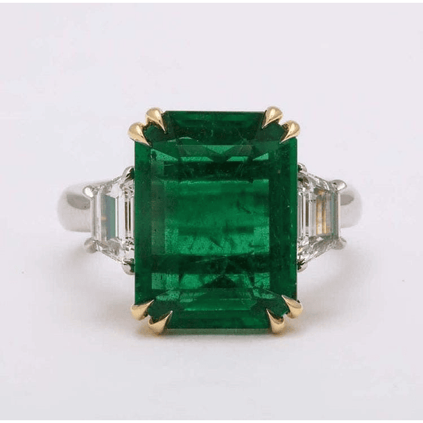 Anillo en oro amarillo de 14k con esmerlda y moissanitas. Talla 7.5 