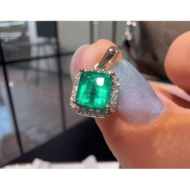 Dije en oro amarillo de 14k con esmeralda y moissanitas 