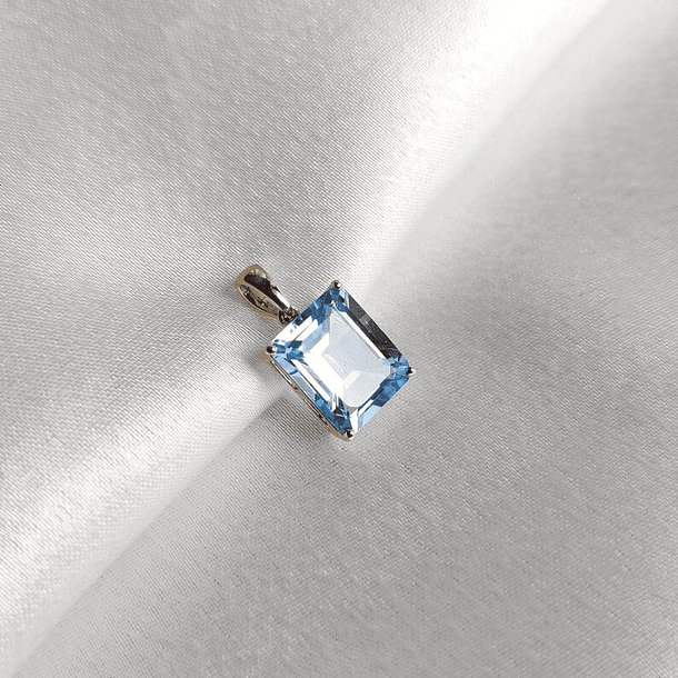 Dije solitario en oro amarillo de 14k con esmeralda montada a canasta con doble uñas. 