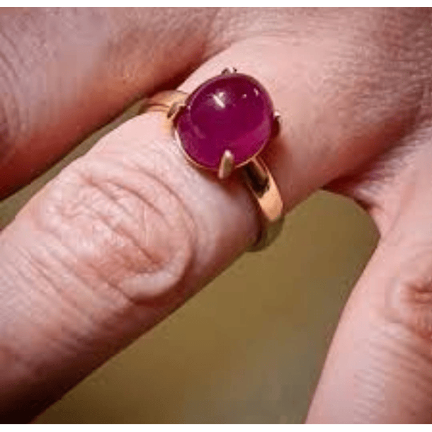 Anillo solitario en oro amarillo de 14k talla 4 con rubí oval, cabujon. 