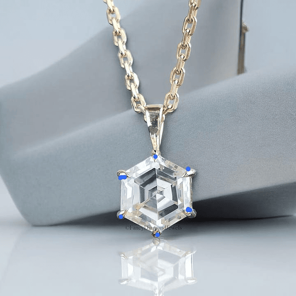 Dije con Moissanita Hexágono y 6 de Color en Oro Amarillo de 14K 