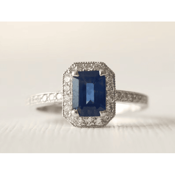 Anillo Con Zafiro Azul Octágono  GIA y Halo brillante con Diamantes Redondos 2mm  Oro Blanco 14K Talla 5 