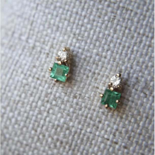 Broqueles en oro amarillo 14k con esmeralda asscher y moissanita de 2.5mm 