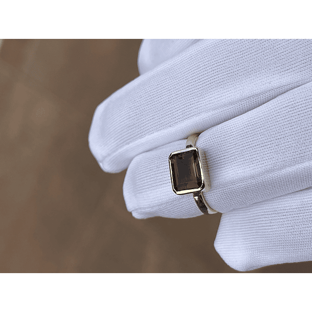 Anillo biselado en oro amarillo de 14k con cuarzo ahumado 2