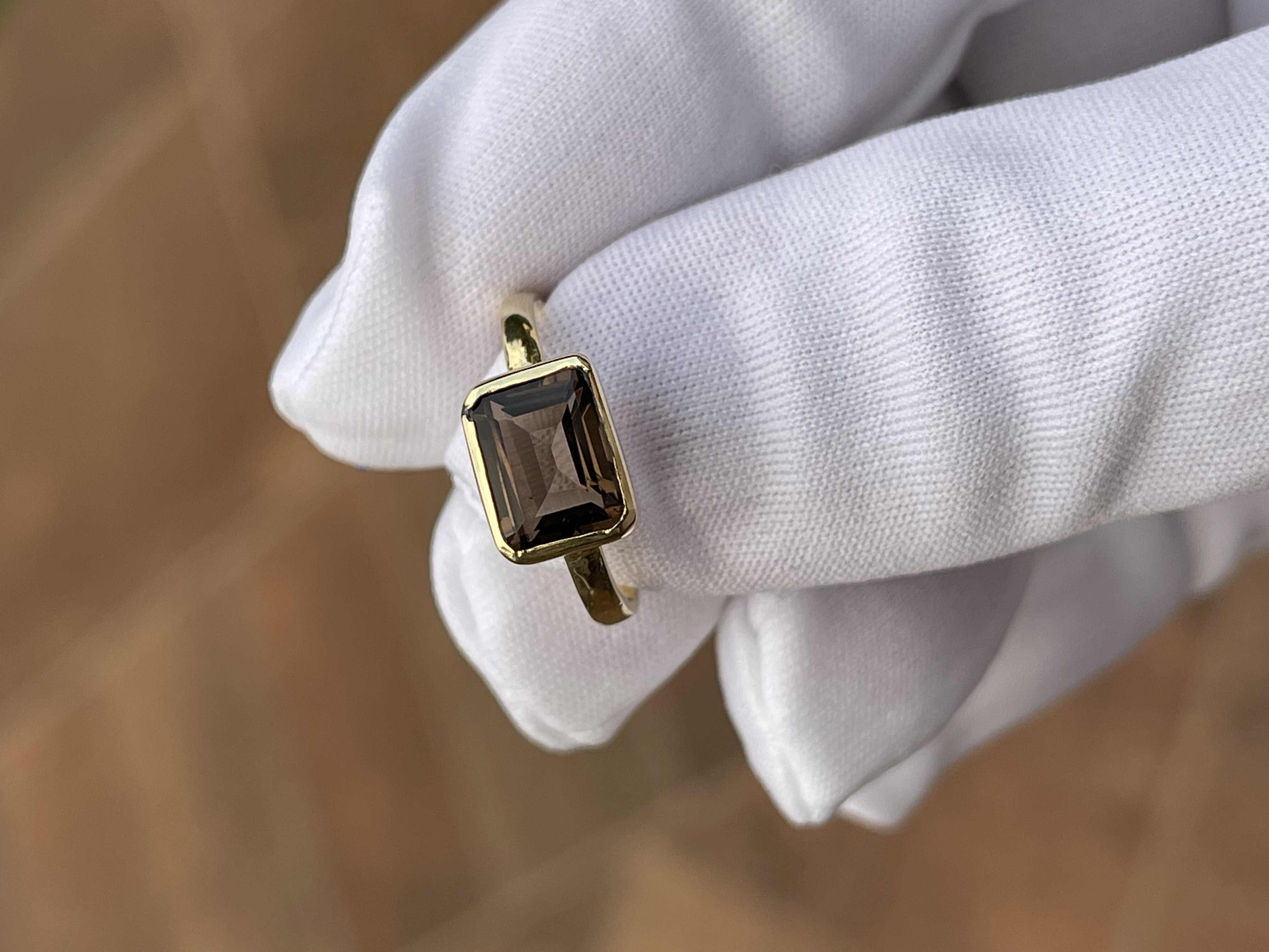 Anillo en oro amarillo de 14k, biselado, en talla ajustab...