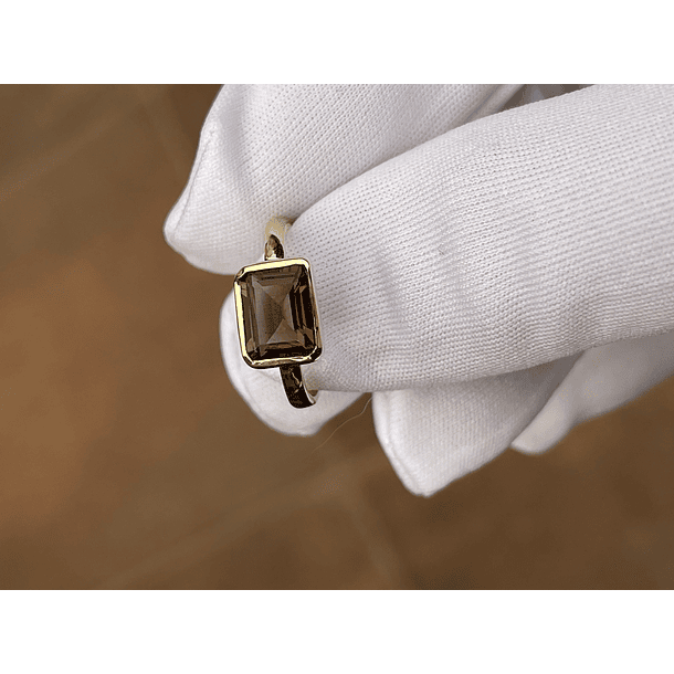 Anillo biselado en oro amarillo de 14k con cuarzo ahumado 9