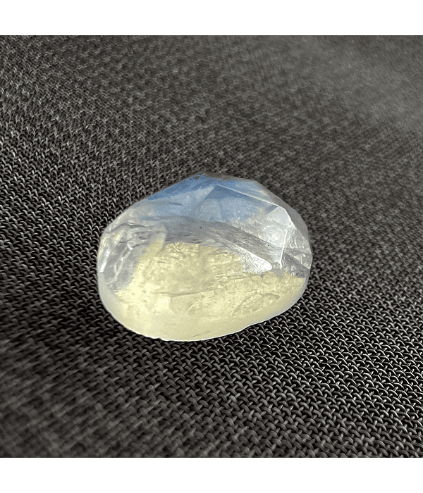 Piedra Luna-2.55ct-9.1x6.9x5.3mm