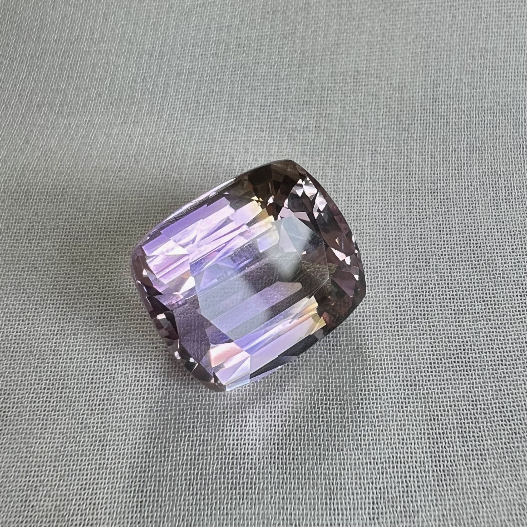 Ametrino Naturel De 22,85 Carats - Taille Coussin, Certificat AGS, Provenance Bolivie