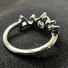 Anillo ángel en oro blanco de 18k con moissanita redonda de 6.5mm en talla 6.5. 3