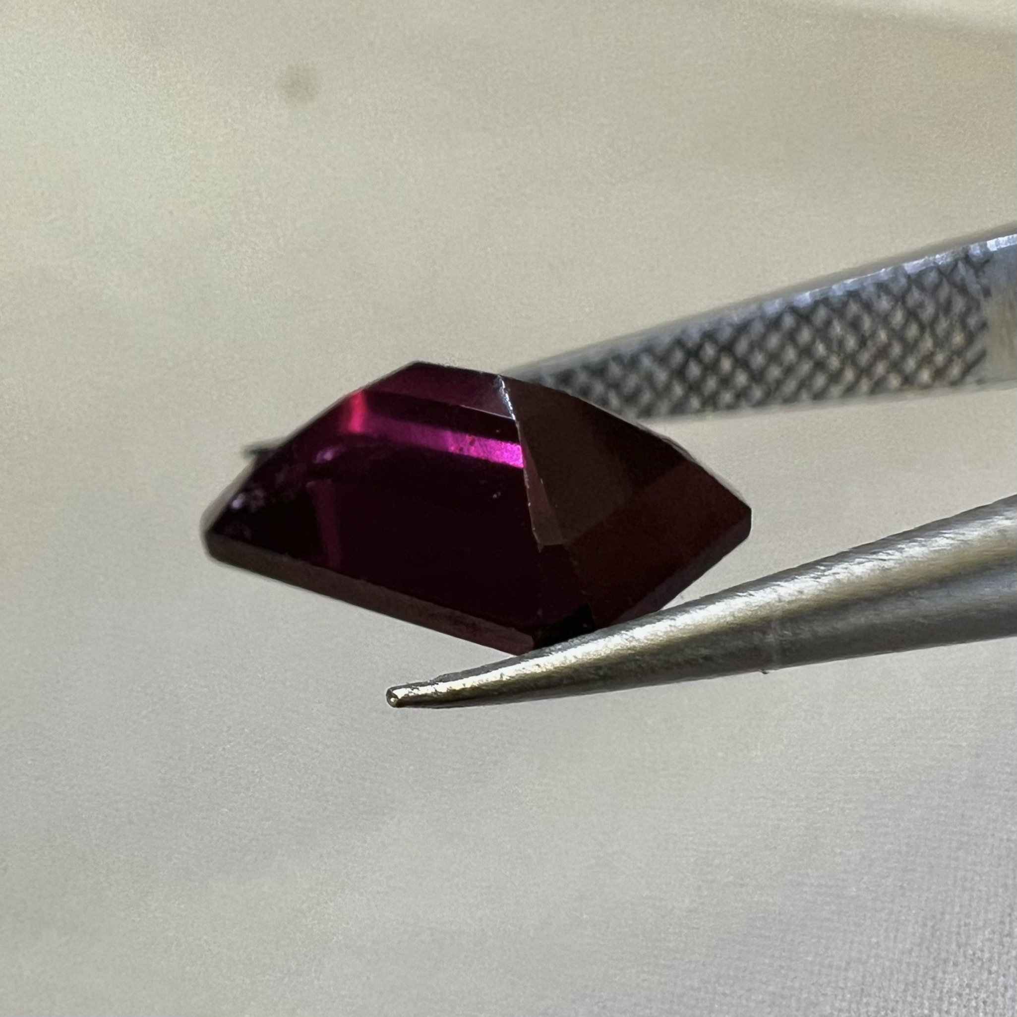 Grenat Rhodolite Naturel 2.77 Carats - Coupe Ovale, Couleur Rouge, Clarté VS1, Neuf Sans Emballage