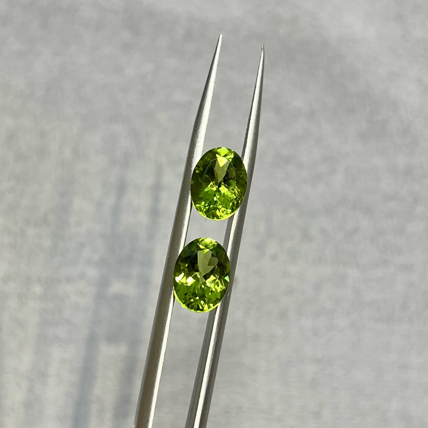 Par de peridotos-5.435ct-9.6x7.1x5.4mm