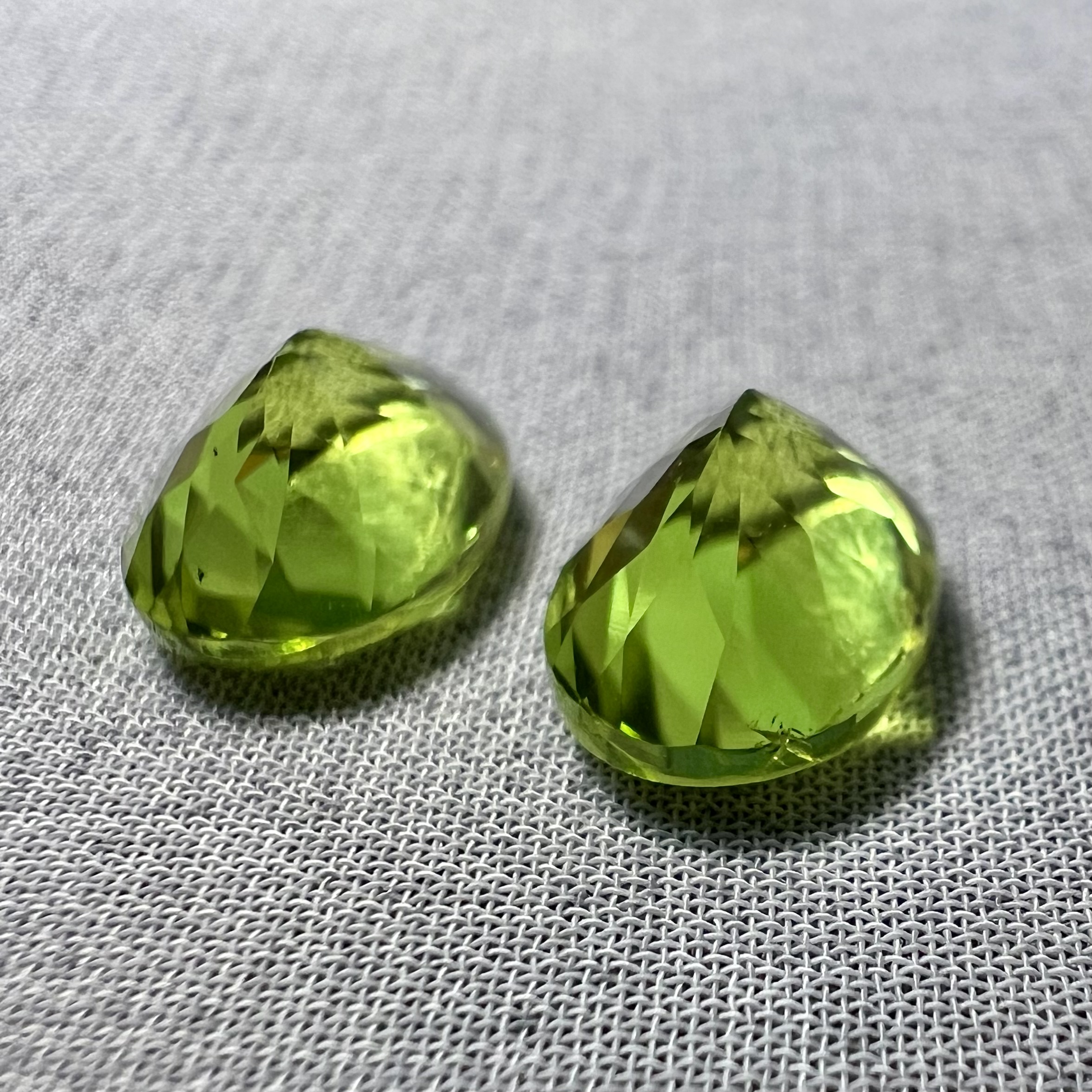 Par de peridotos-5.435ct-9.6x7.1x5.4mm