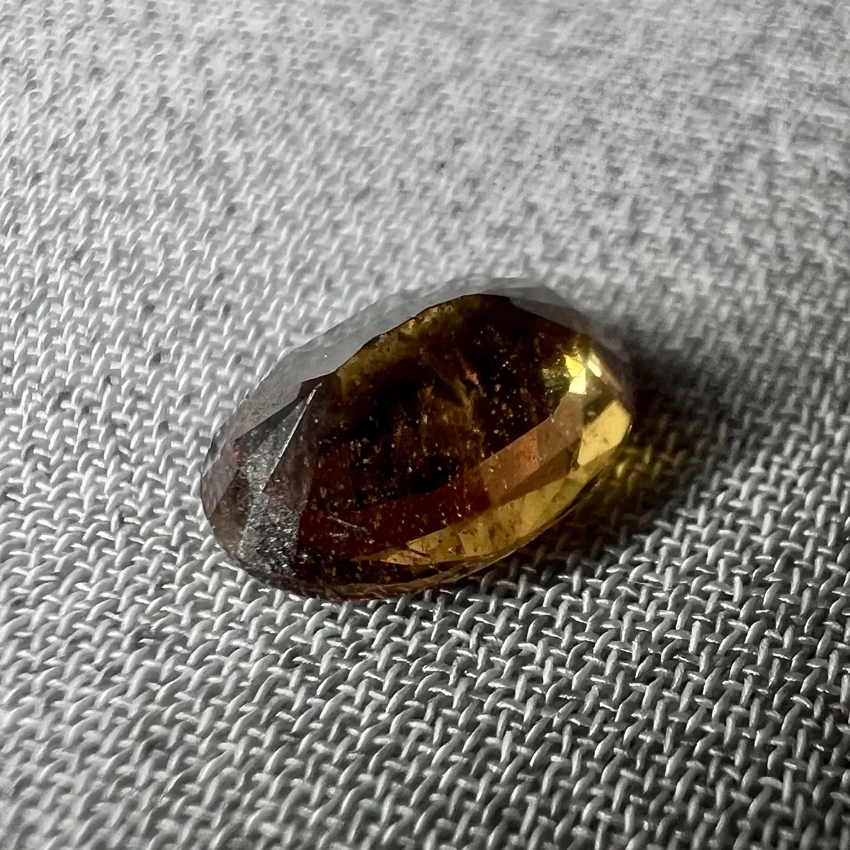 Zafiro que cambia de color-0.710ct-6.2x4.5x2.6mm | Versatto Gemas & Joyas