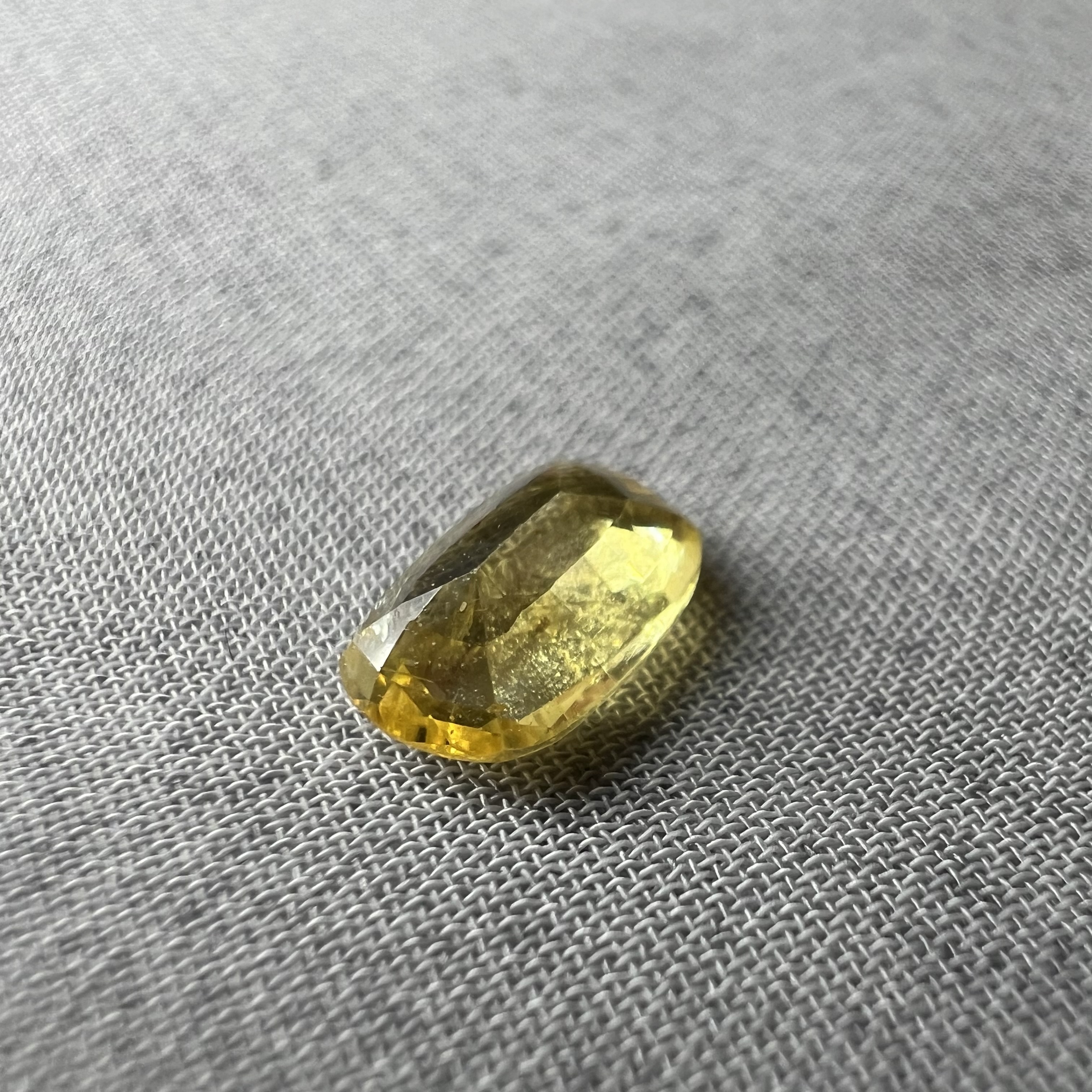 Zafiro amarillo de Sri Lanka-1.110ct-7.3x5x2.4mm