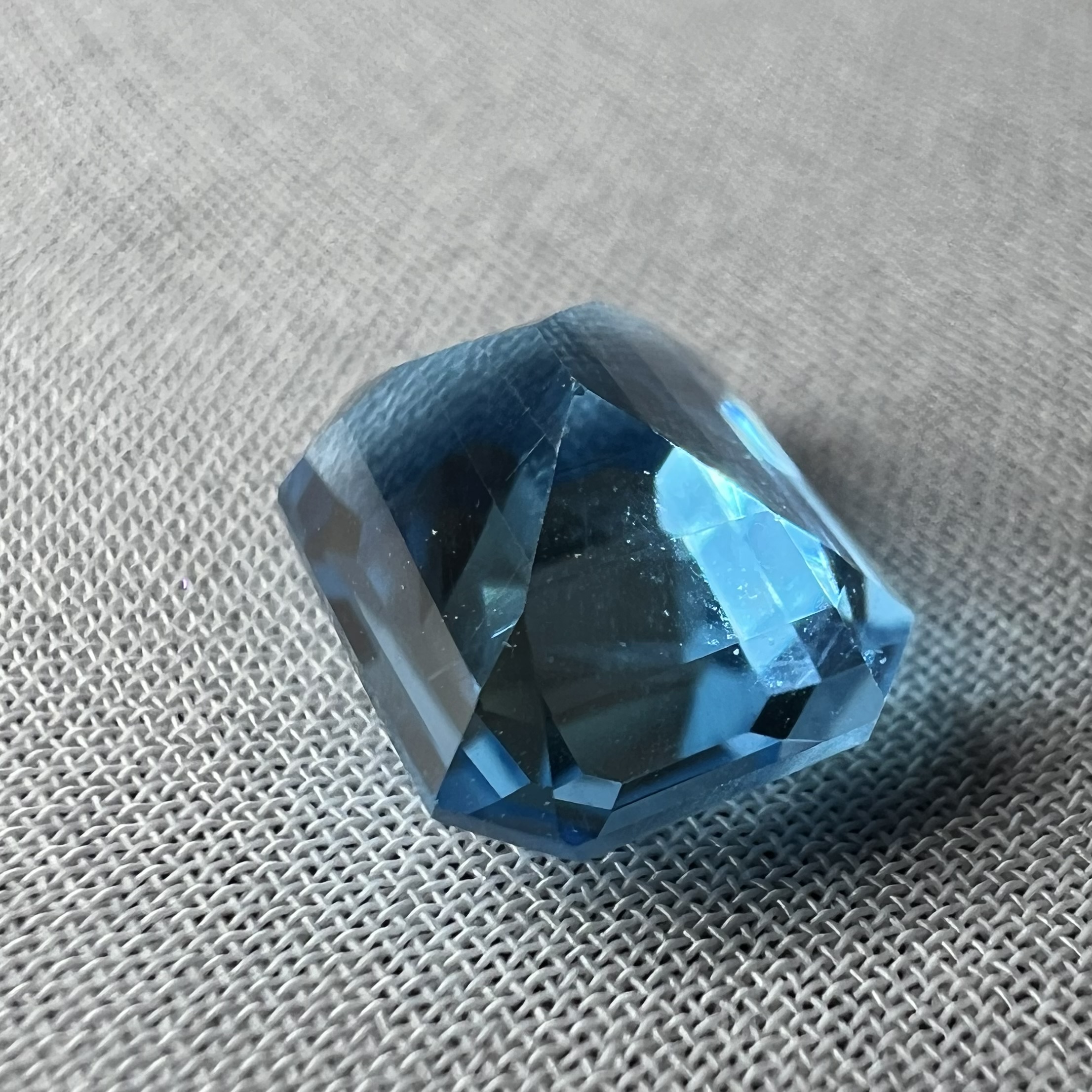 Topacio suizo-2.800ct-9x7mm