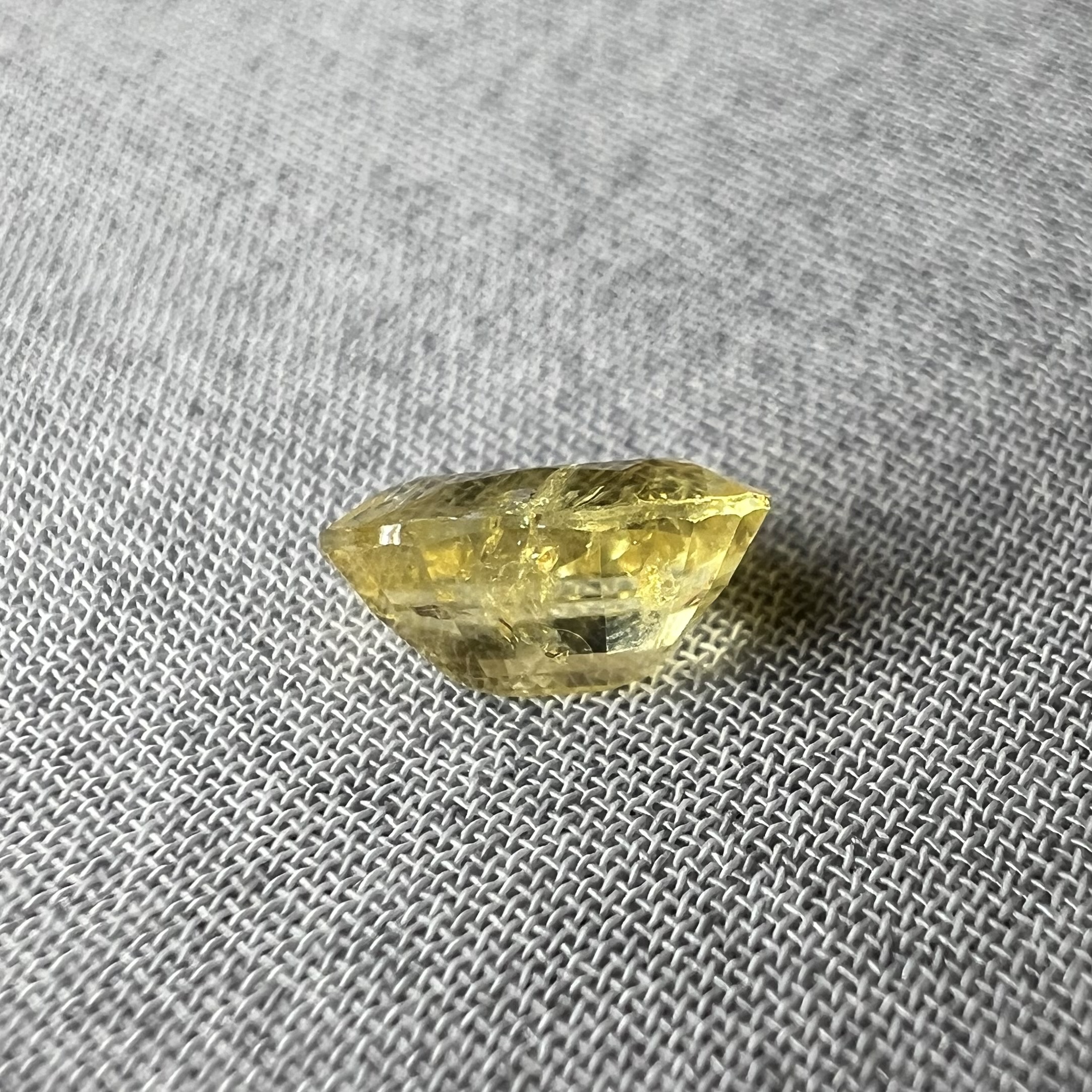 Zafiro amarillo de Sri Lanka-1.025ct-6.9x4.6mm