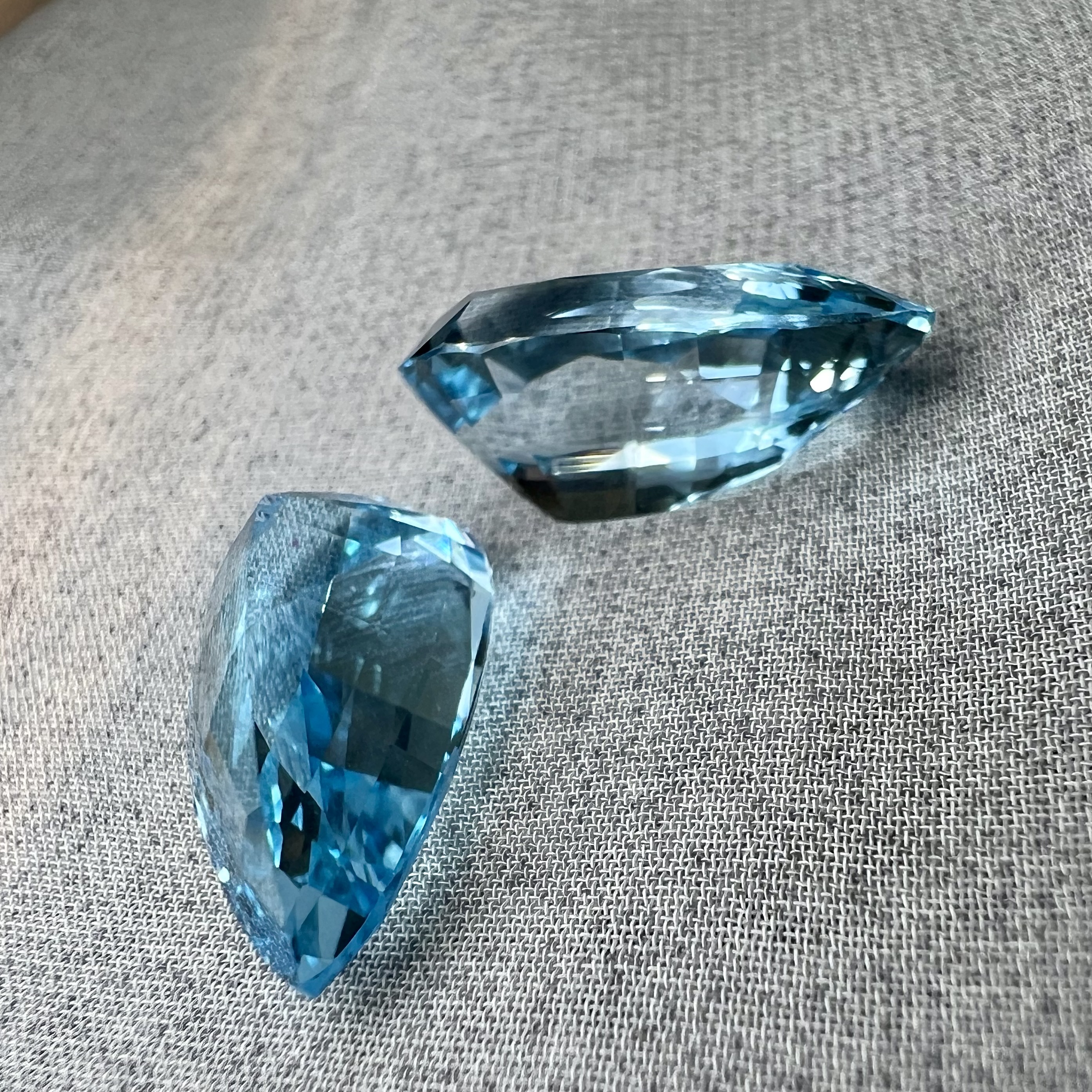 Par de Topacios suizos-23.635ct-18.8x10.5x7.9mm