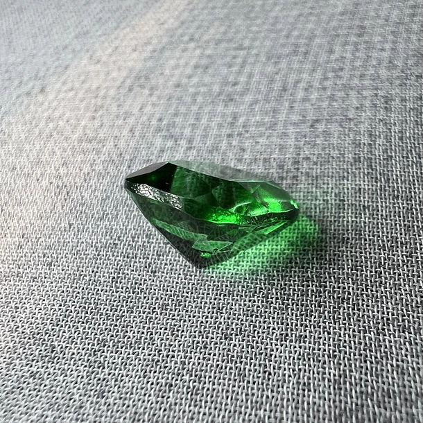 Topacio verde-2.780ct-8x7.8mm 3