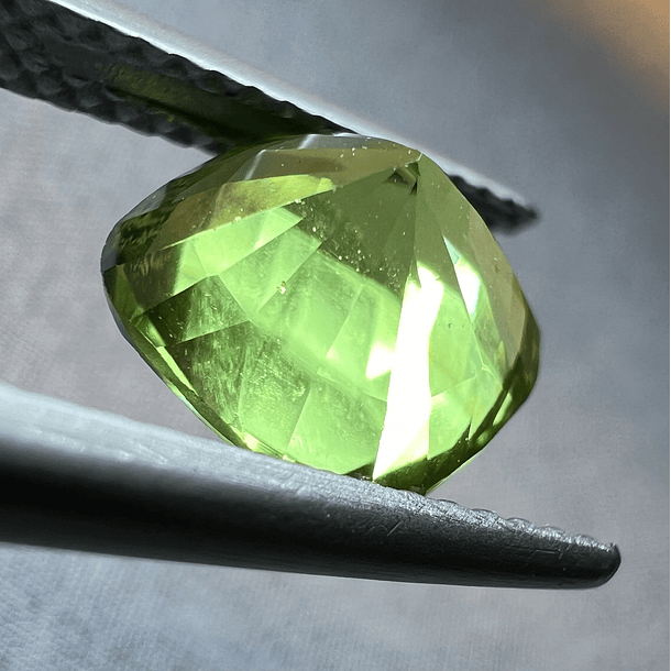 Peridoto pakistaní-2.875ct-8.1x8.1x5.6mm 3