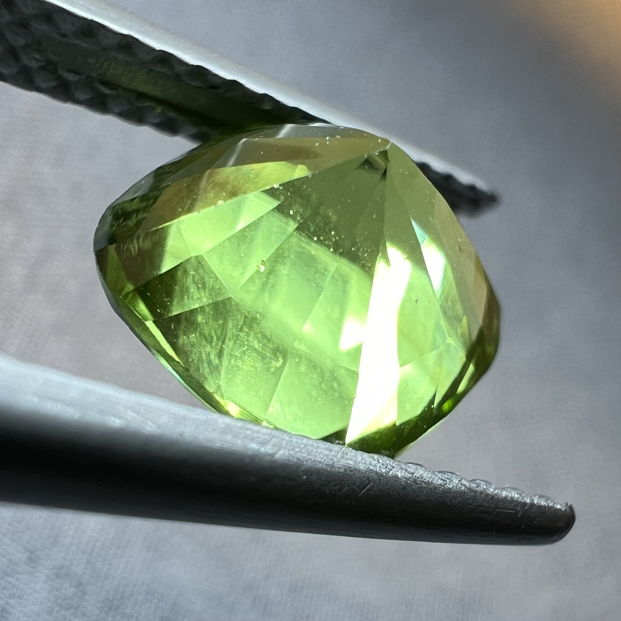 Peridoto pakistaní-1.165ct-6x5.8x4.3mm