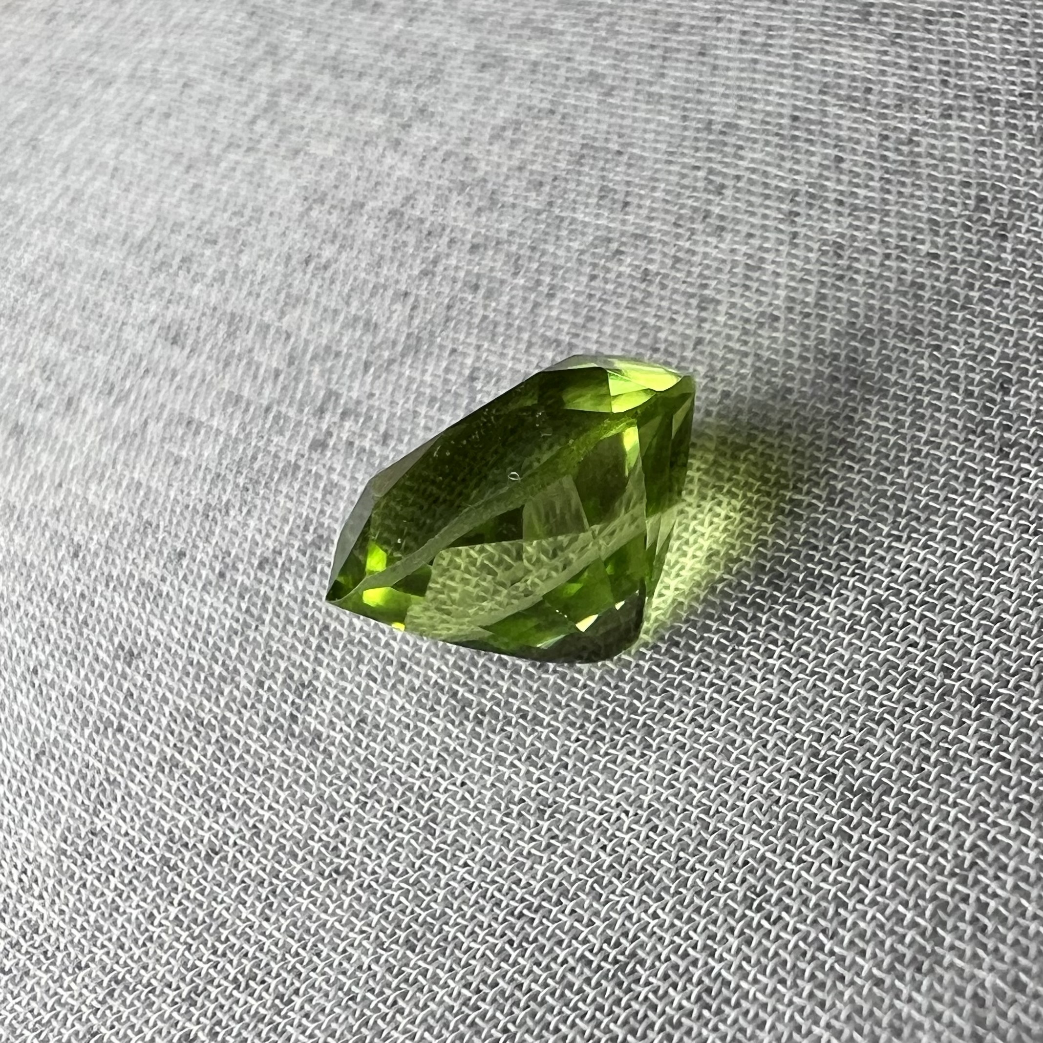 Peridoto pakistaní-2.79ct-9x7x6mm