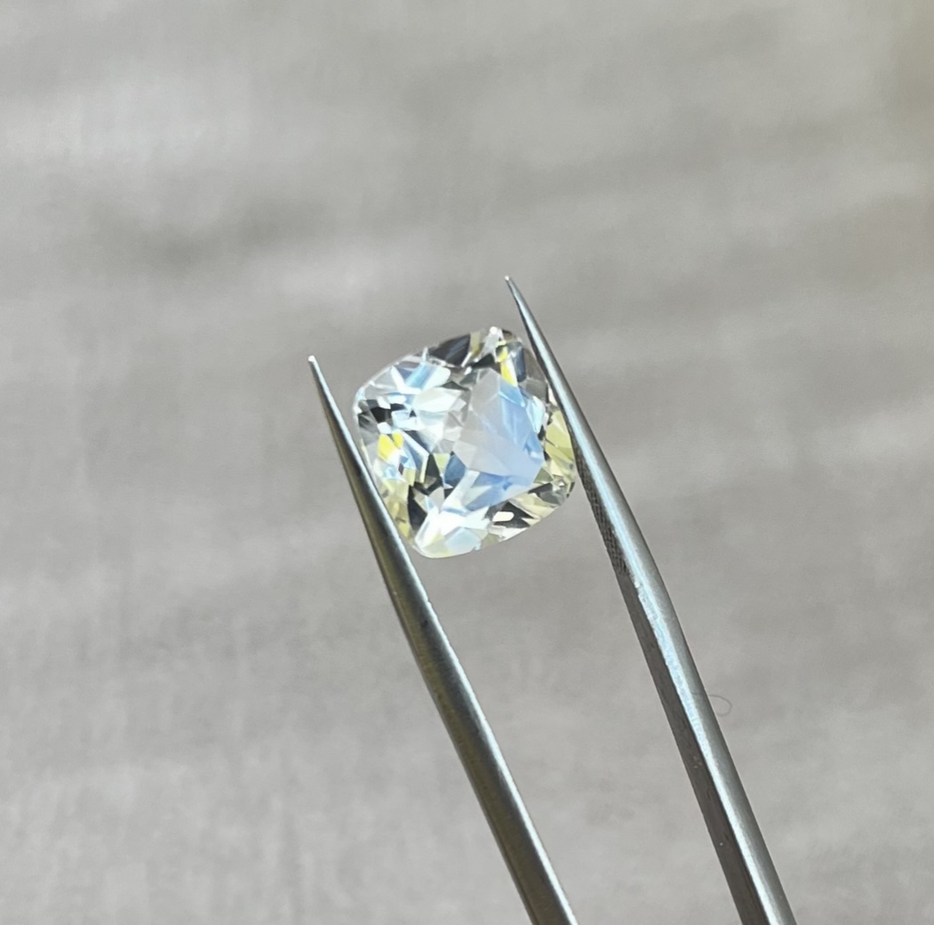 Topacio blanco-5.80ct-10.1x10x6.3mm