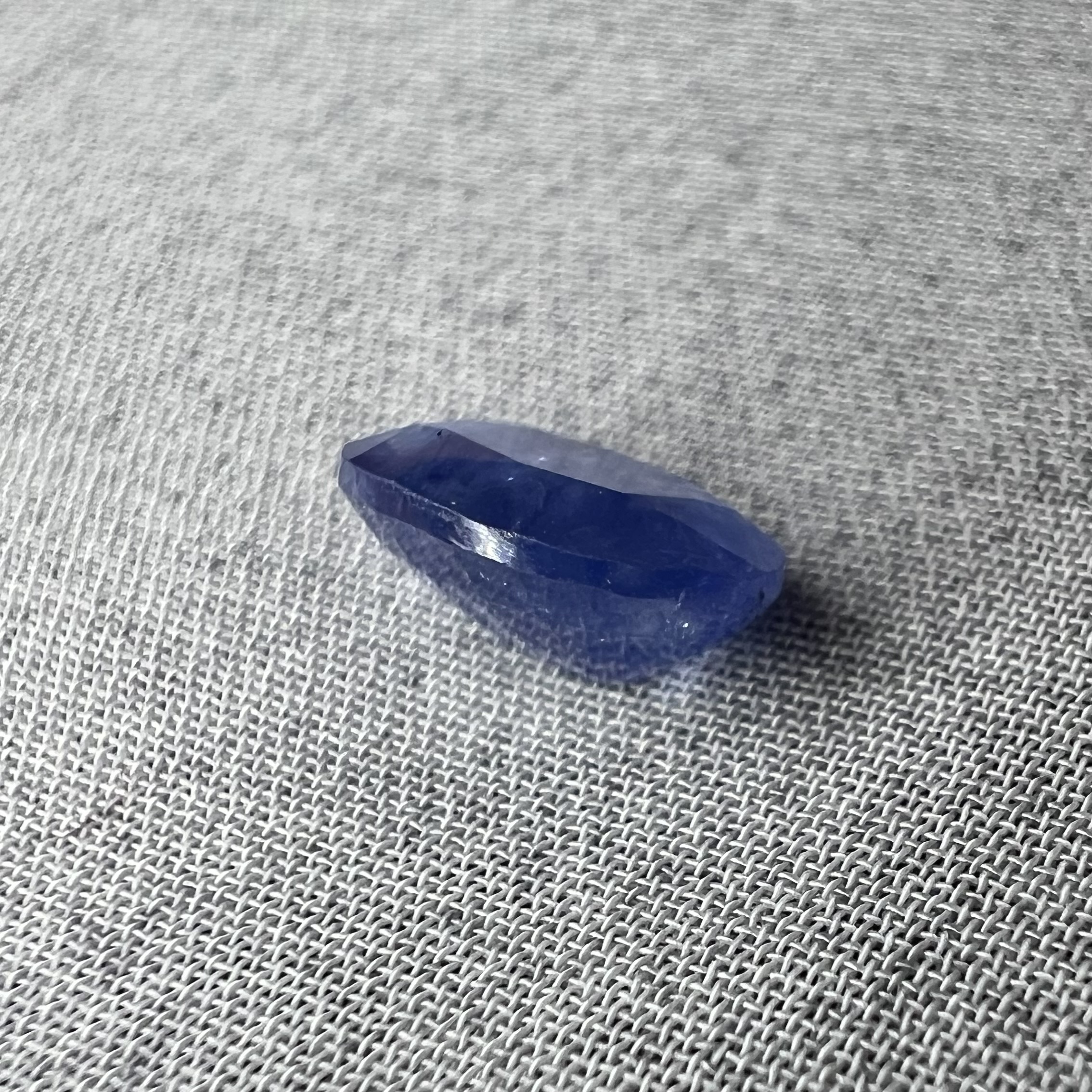 Zafiro azul de Sri Lanka-1.890ct-8.7x5.7x3.5mm