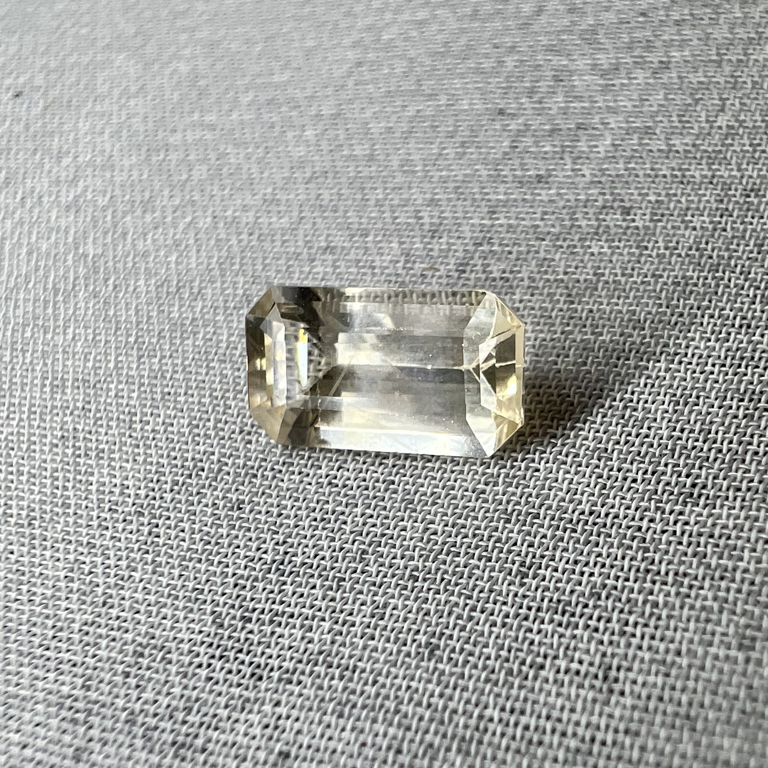 Zafiro amarillo light de Sri Lanka-1.235ct-8x4.2x2.8mm