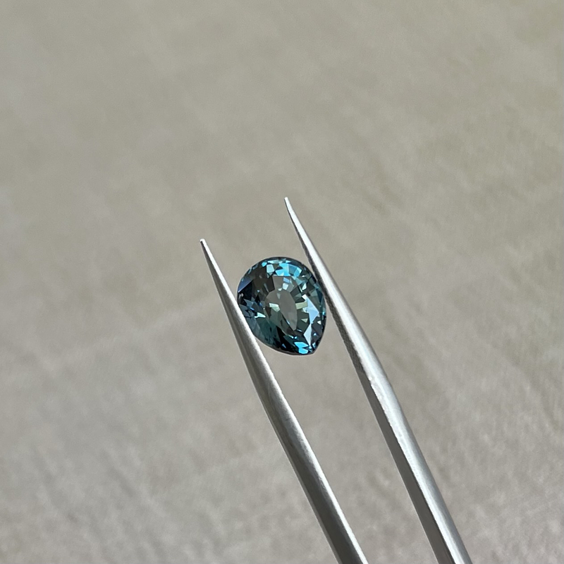 Topacio london blue-3.950ct-10.2x8.2x6.4mm