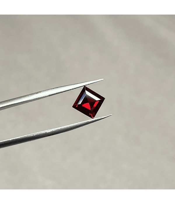 Granate rojo-1.70ct-7x7x3.5mm