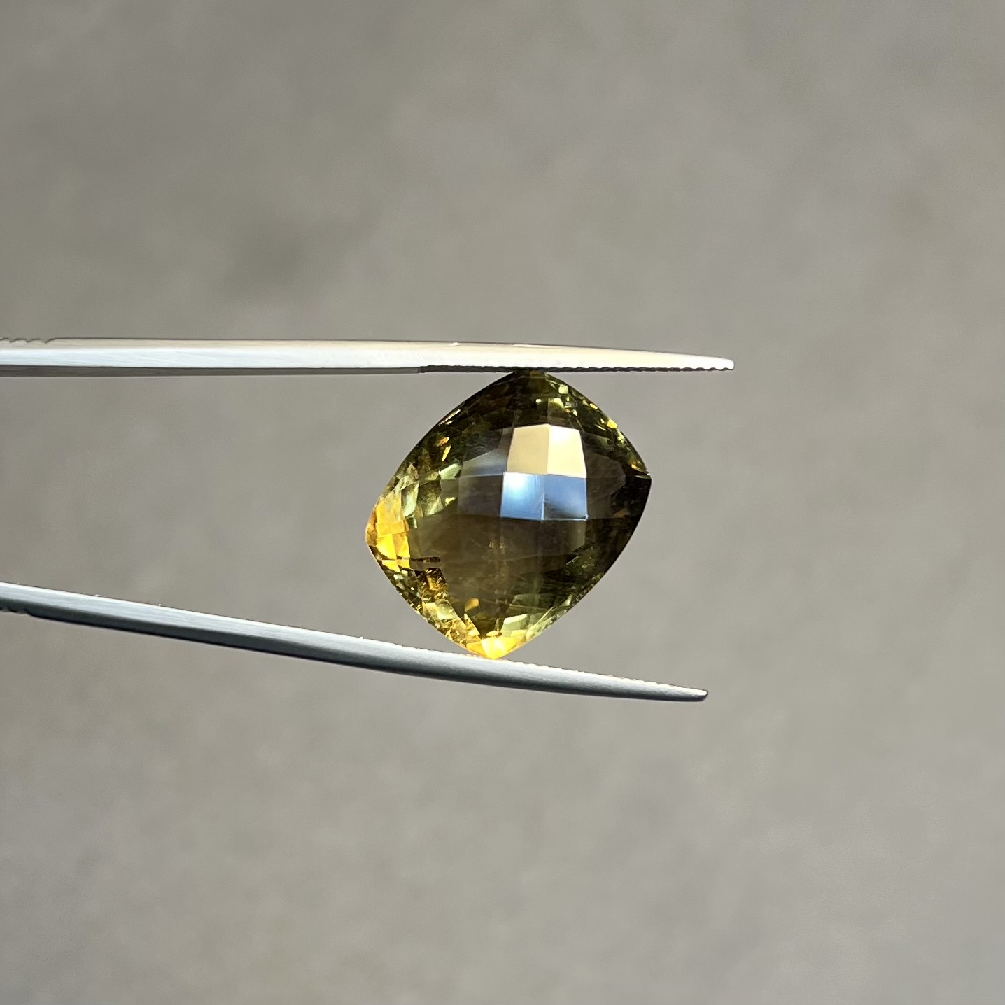 Cuarzo bicolor-20.43ct-18.1x15x11mm