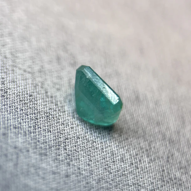 Esmeralda-1.21ct-6.8x4.9x4.3mm 3